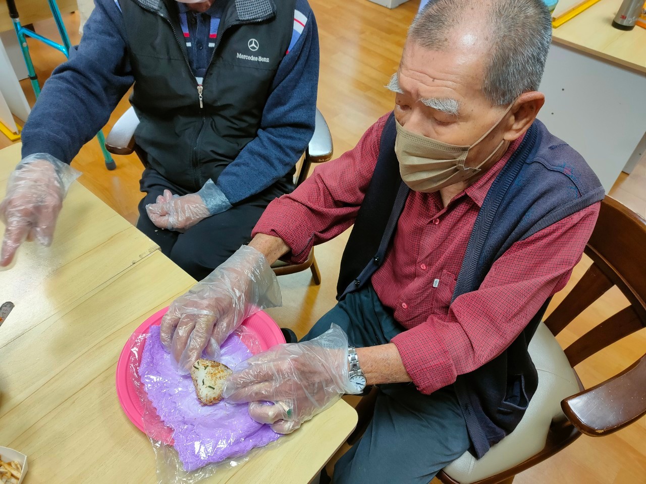 ▲彰化榮家日照中心舉辦「愛心飯團DIY」活動，長者們都展現了自己的獨特技巧和創意。（記者張溎壕攝）