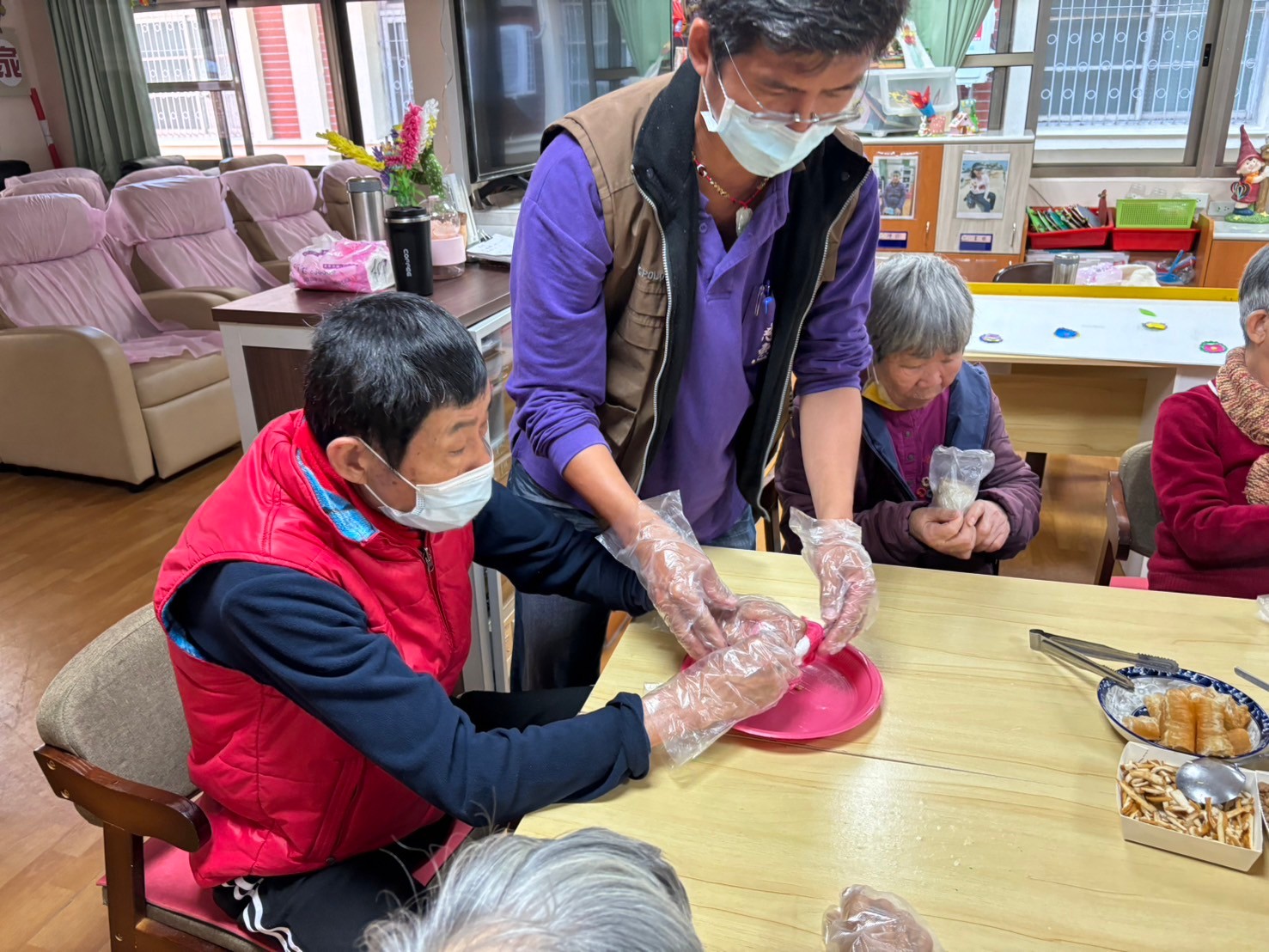▲彰化榮家日照中心舉辦「愛心飯團DIY」活動，長者們都展現了自己的獨特技巧和創意。（記者張溎壕攝）