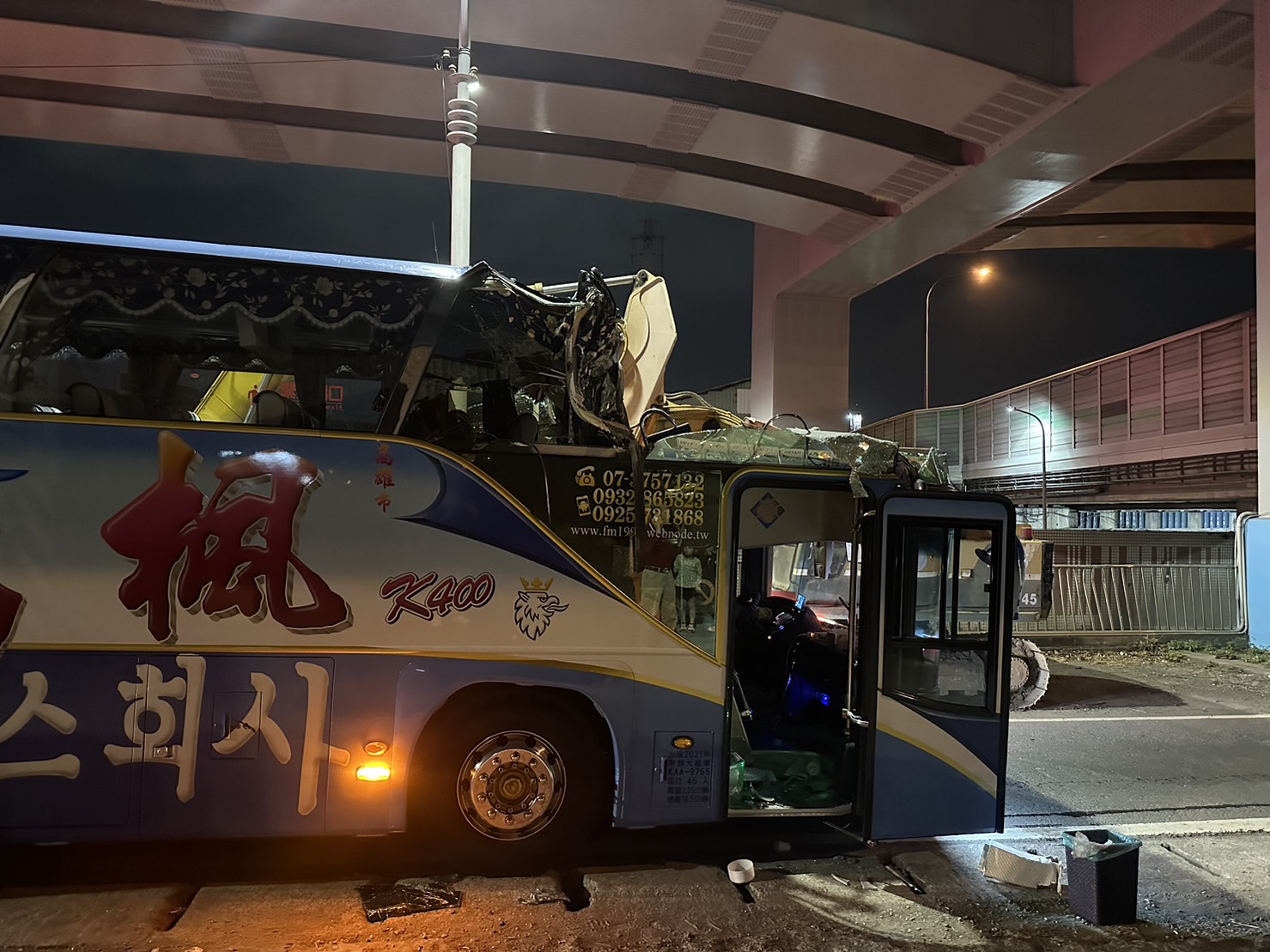▲遊覽車撞限高 車頭削掉一半（警方提供）