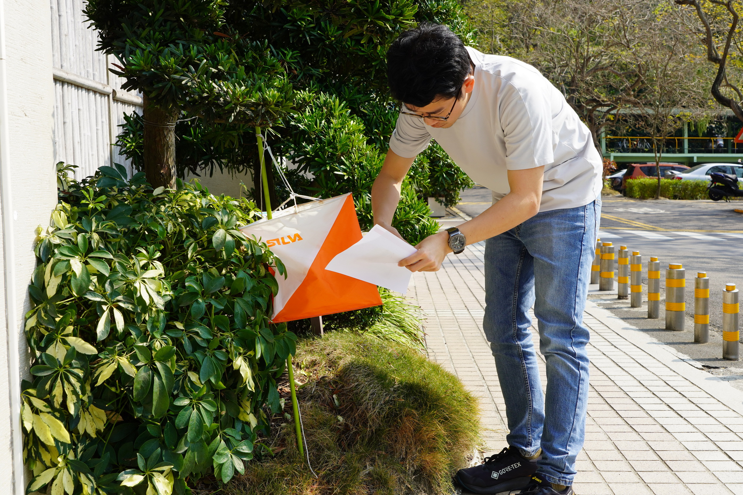 ▲大葉大學學生在校園體驗定向運動。（記者張溎壕攝）