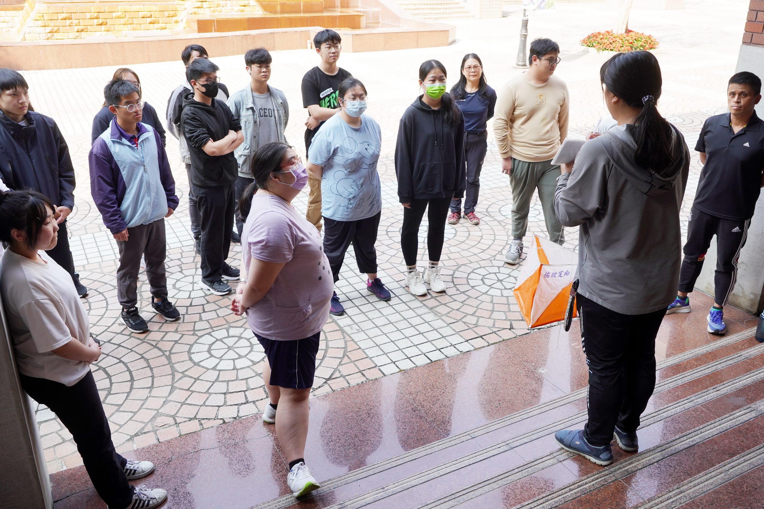 ▲中華民國定向越野協會向大葉大學學生說明活動規則。（記者張溎壕攝）