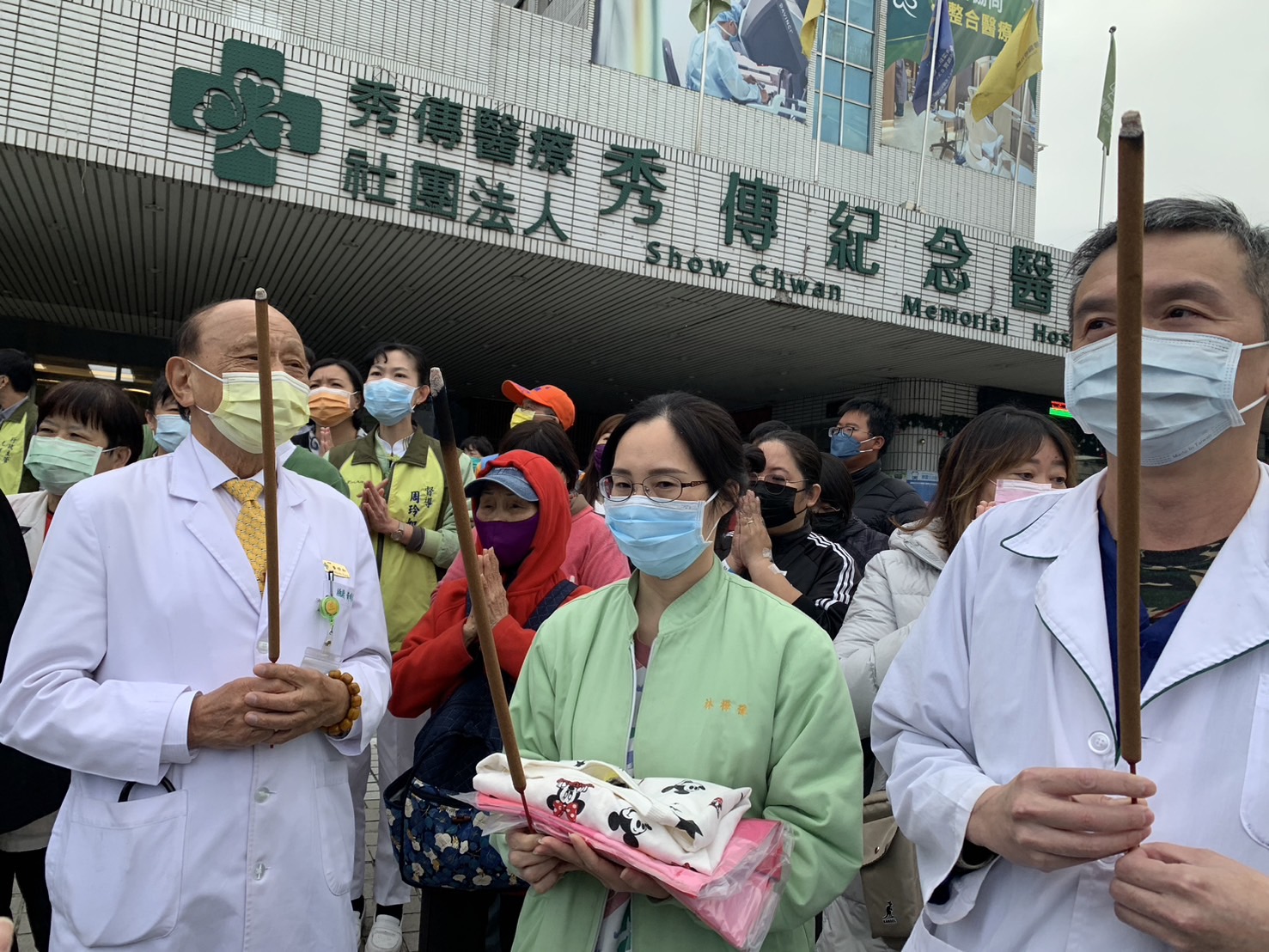 ▲白沙屯媽祖鑾駕在秀傳醫院停駕十分鐘，供信眾參拜，黃明和率醫護人員拿著車禍受傷姊姊的衣服，請求媽祖庇佑、祈福，希望早日康復。（記者張溎壕攝）