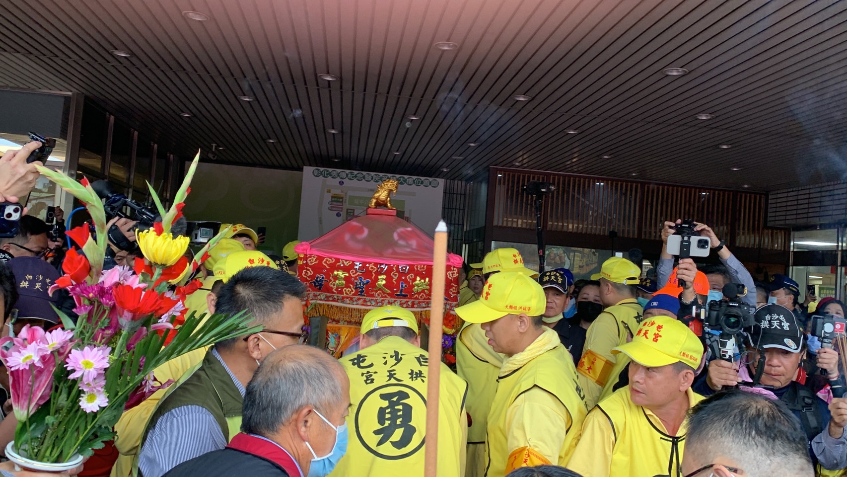 ▲白沙屯媽祖鑾駕在秀傳醫院停駕十分鐘，供信眾參拜，黃明和率醫護人員拿著車禍受傷姊姊的衣服，請求媽祖庇佑、祈福，希望早日康復。（記者張溎壕攝）