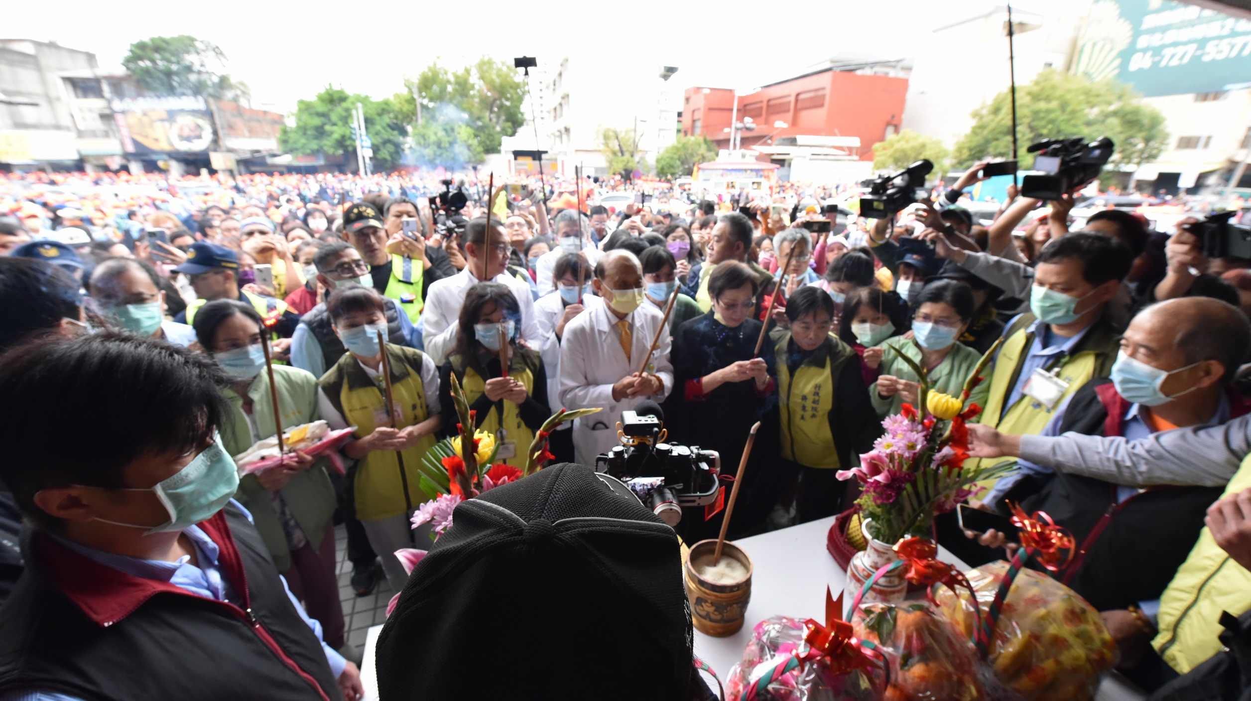 ▲白沙屯媽祖鑾駕在秀傳醫院停駕十分鐘，供信眾參拜，黃明和率醫護人員拿著車禍受傷姊姊的衣服，請求媽祖庇佑、祈福，希望早日康復。（記者張溎壕攝）