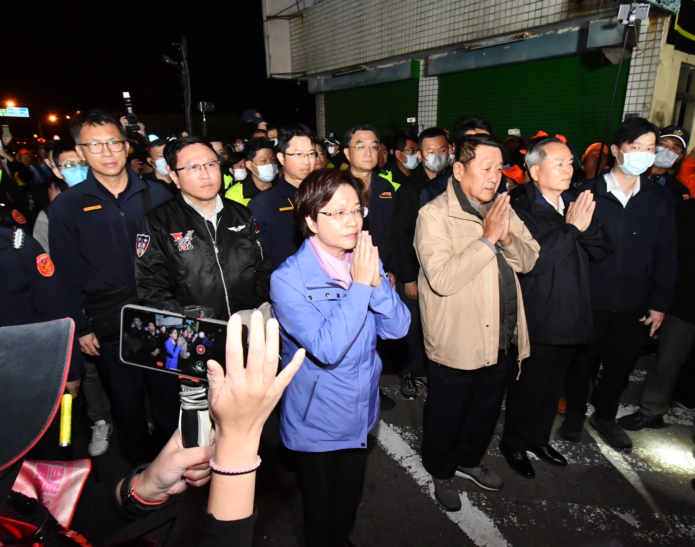 ▲媽祖來了!白沙屯拱天宮媽祖清晨起駕南下進入彰化縣境,彰化縣長王惠美親迎聖駕,白沙屯媽祖沿台1線前進。(記者張溎壕攝)