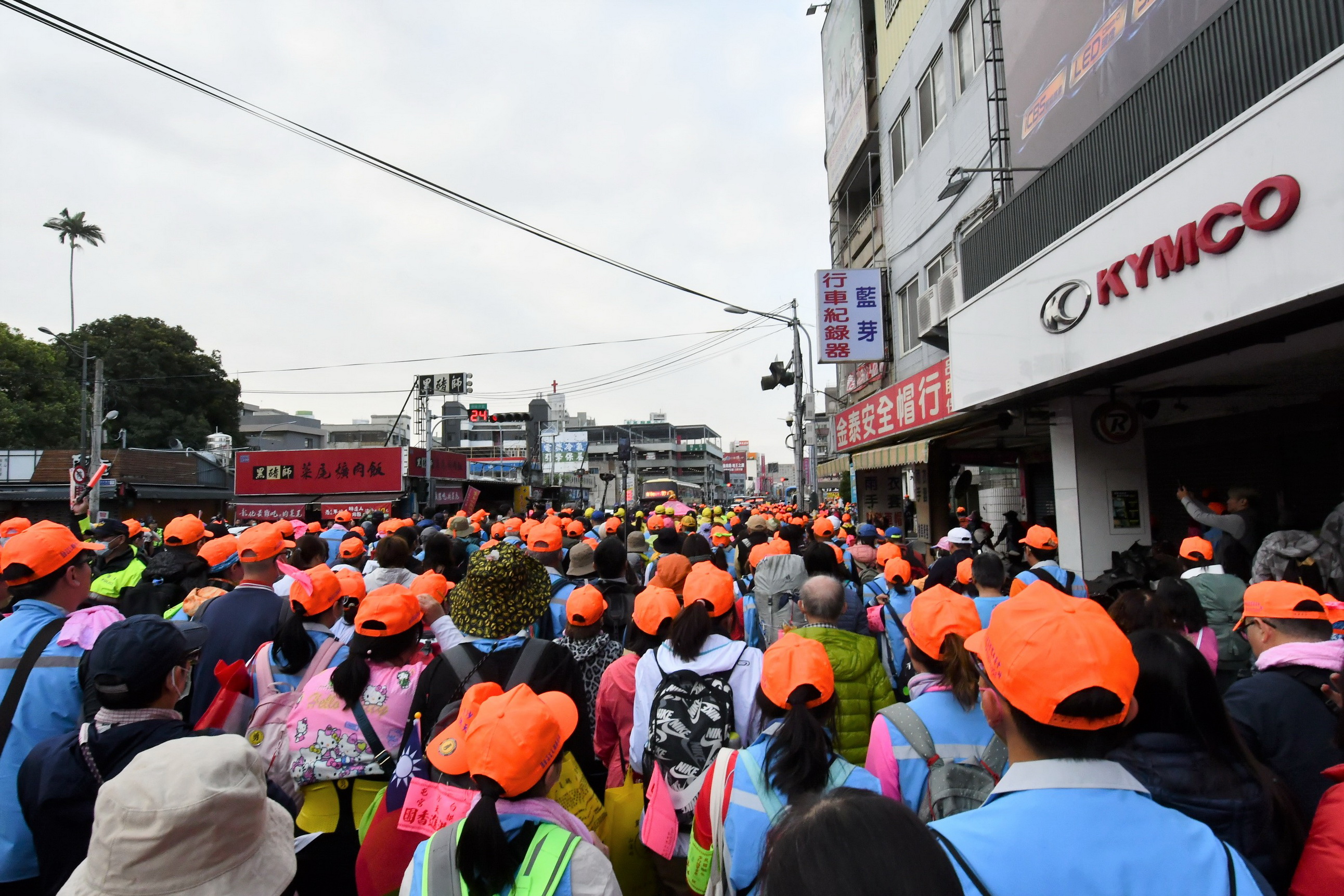 ▲媽祖來了！白沙屯拱天宮媽祖清晨起駕南下進入彰化縣境，彰化縣長王惠美親迎聖駕，白沙屯媽祖沿台1線前進。（記者張溎壕攝）