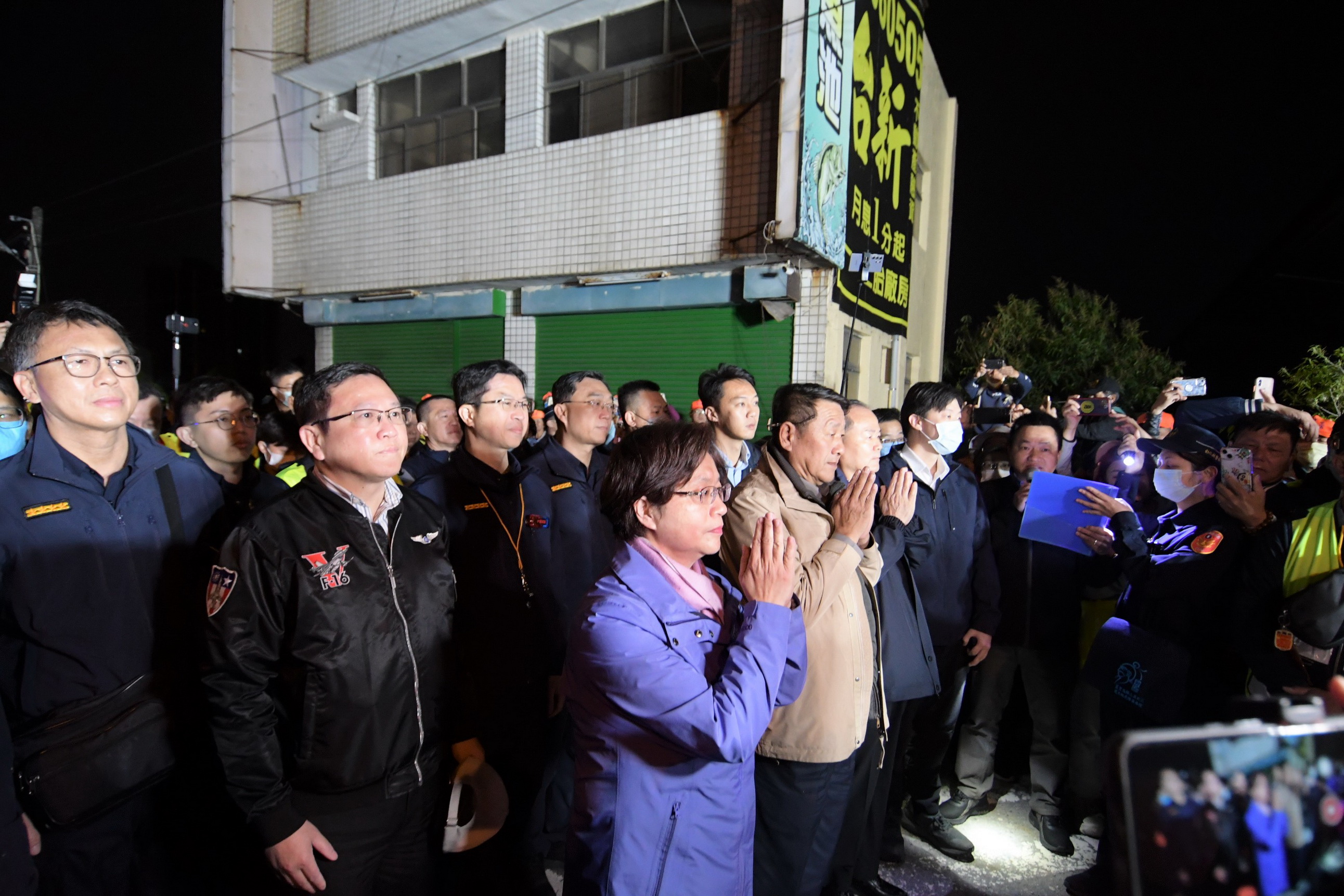 ▲媽祖來了！白沙屯拱天宮媽祖清晨起駕南下進入彰化縣境，彰化縣長王惠美親迎聖駕，白沙屯媽祖沿台1線前進。（記者張溎壕攝）