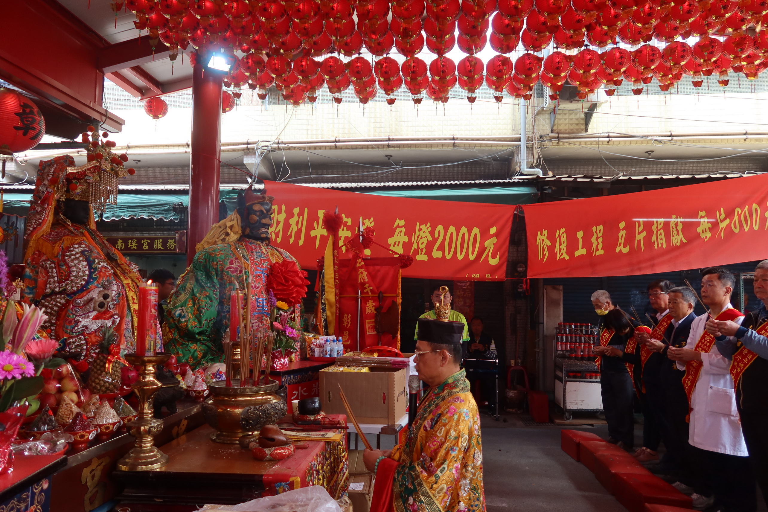 ▲彰化市南瑤宮甲辰年笨港進香活動，舉行置天台祭典與豎頭旗等儀式，在法師帶領下，稟告上蒼、祈求庇佑進香過程平安。（記者張溎壕攝）