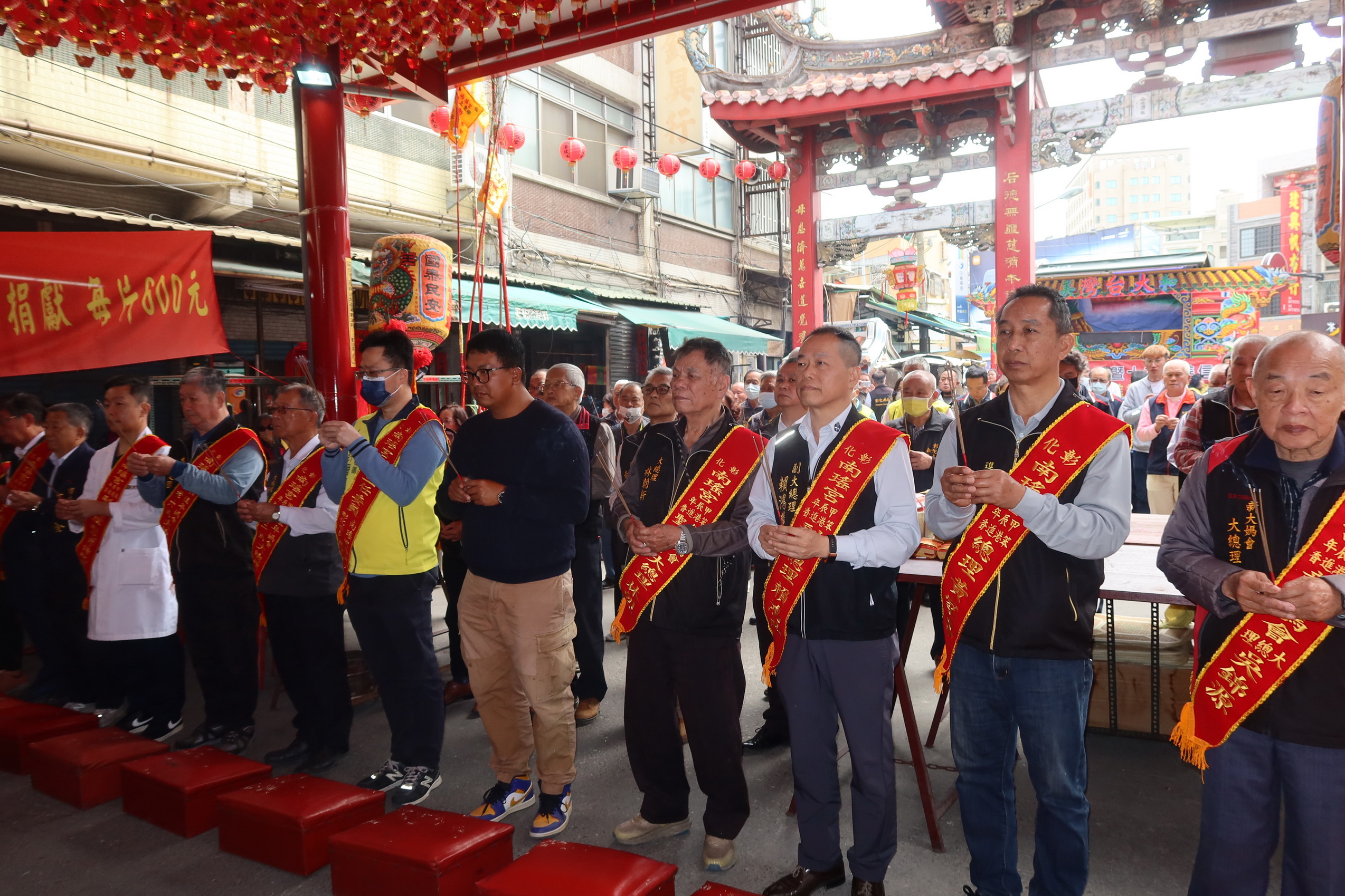 ▲彰化市南瑤宮甲辰年笨港進香活動，舉行置天台祭典與豎頭旗等儀式，在法師帶領下，稟告上蒼、祈求庇佑進香過程平安。（記者張溎壕攝）