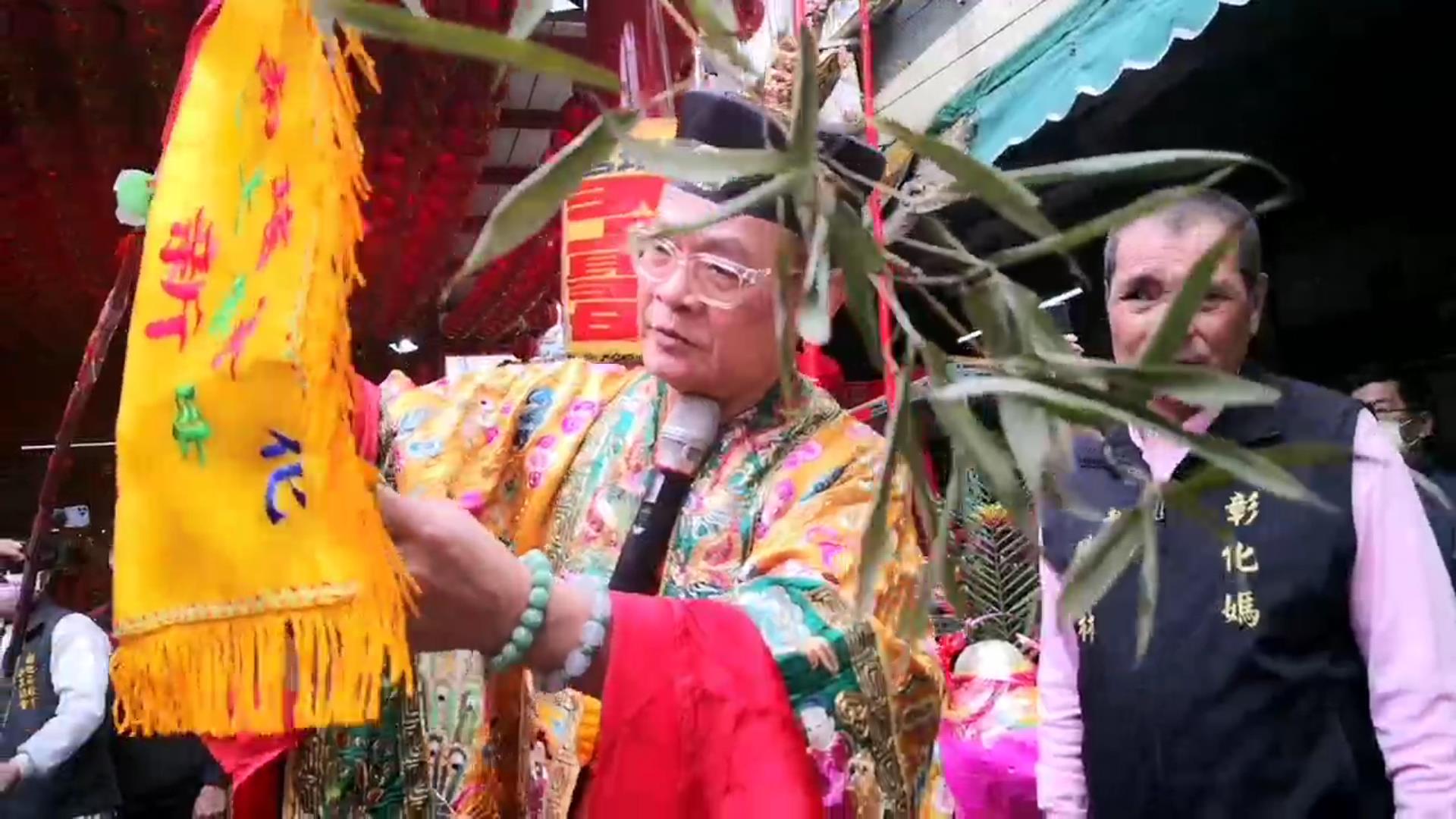 ▲彰化市南瑤宮甲辰年笨港進香活動，舉行置天台祭典與豎頭旗等儀式，在法師帶領下，稟告上蒼、祈求庇佑進香過程平安。（記者張溎壕攝）