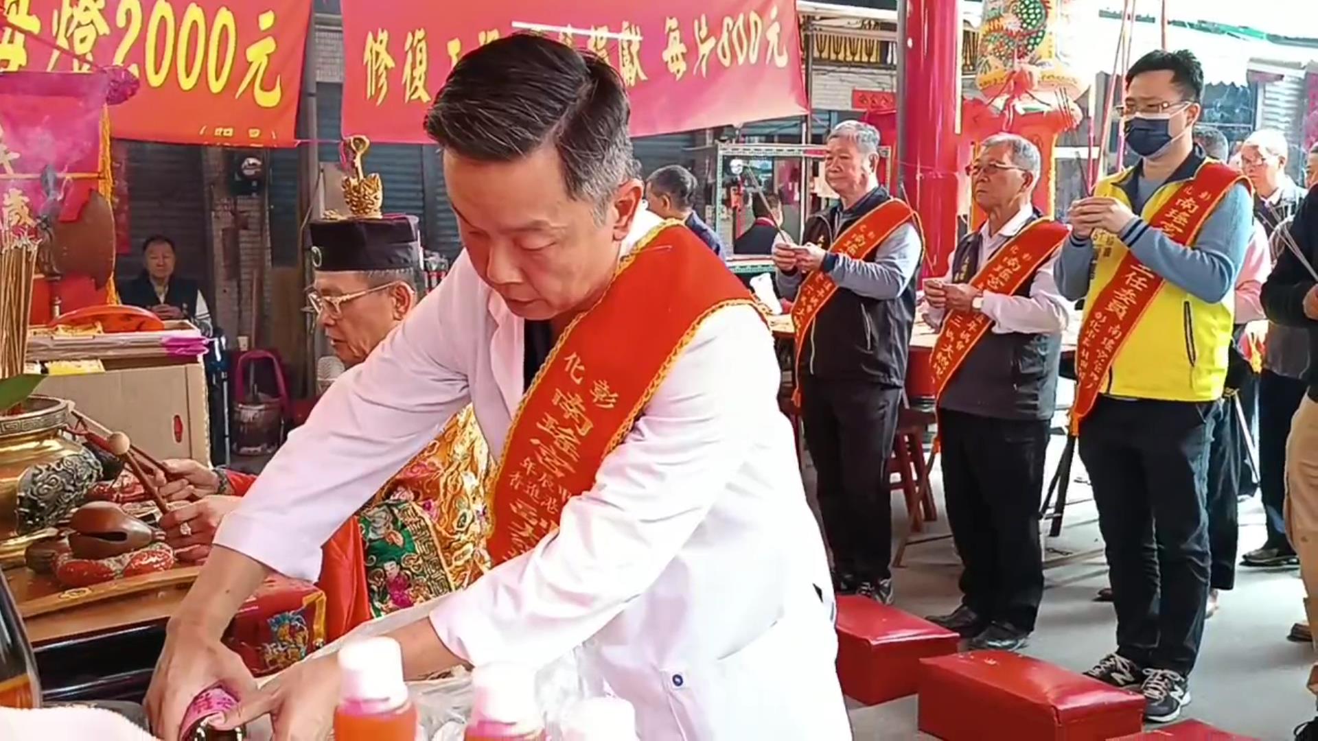 ▲彰化市南瑤宮甲辰年笨港進香活動，舉行置天台祭典與豎頭旗等儀式，在法師帶領下，稟告上蒼、祈求庇佑進香過程平安。（記者張溎壕攝）