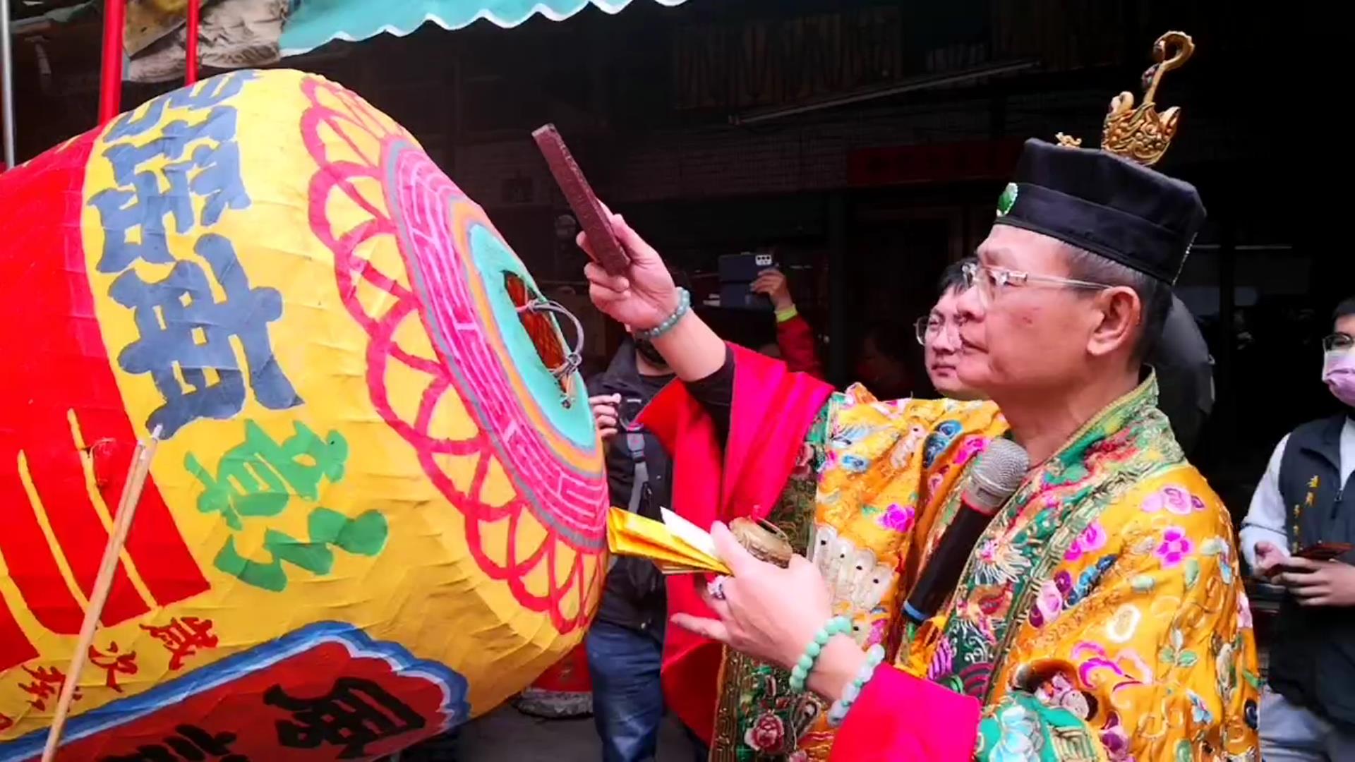 ▲彰化市南瑤宮甲辰年笨港進香活動，舉行置天台祭典與豎頭旗等儀式，在法師帶領下，稟告上蒼、祈求庇佑進香過程平安。（記者張溎壕攝）