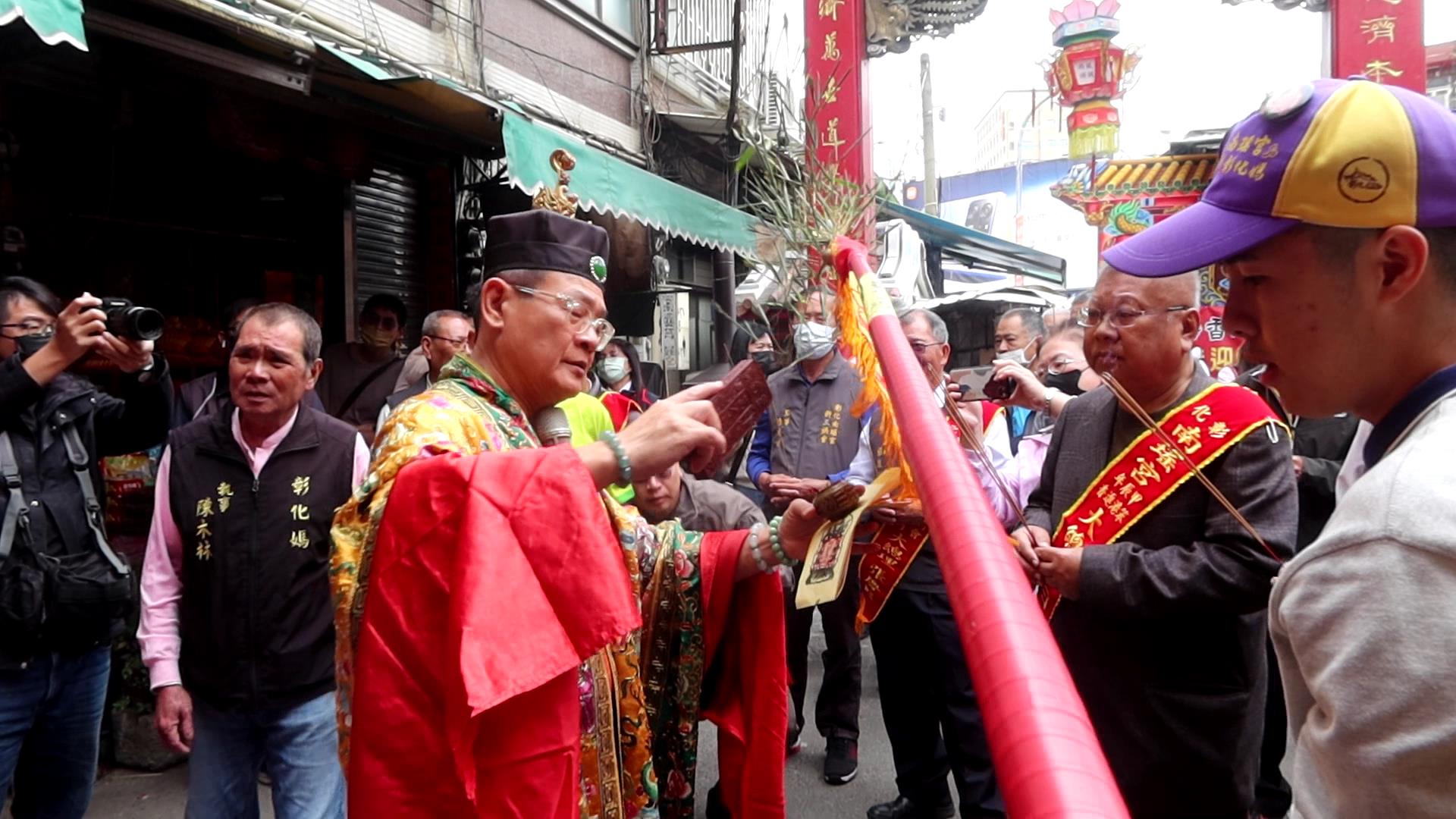 ▲彰化市南瑤宮甲辰年笨港進香活動，舉行置天台祭典與豎頭旗等儀式，在法師帶領下，稟告上蒼、祈求庇佑進香過程平安。（記者張溎壕攝）
