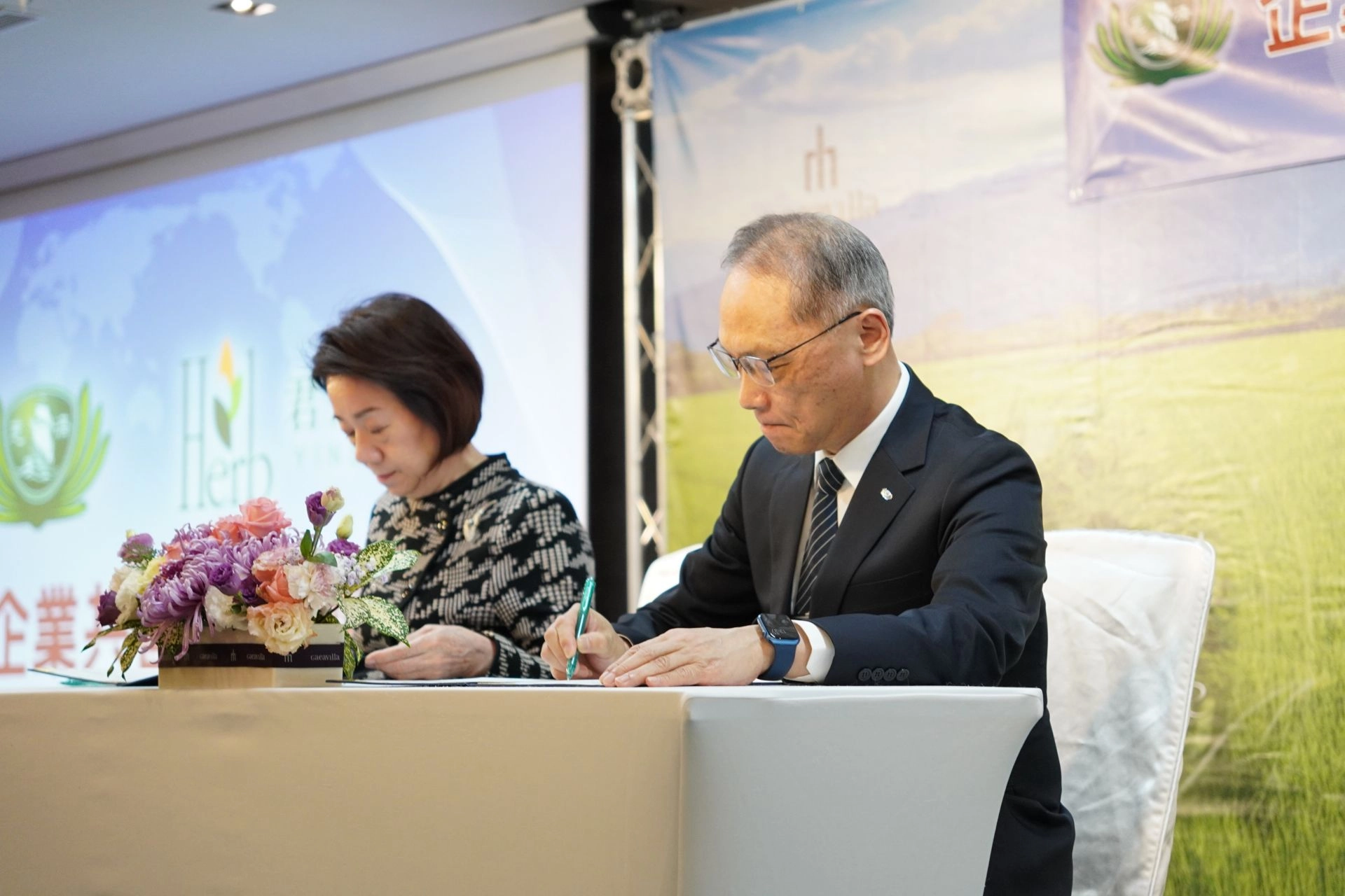 慈濟慈善事業基金會與君達育樂事業股份有限公司3月20日簽訂企業共善合作協議,由慈濟慈善事業基金會執行長顏博文 (右)、君達育樂事業董事長尹純綢(左)代表簽署。