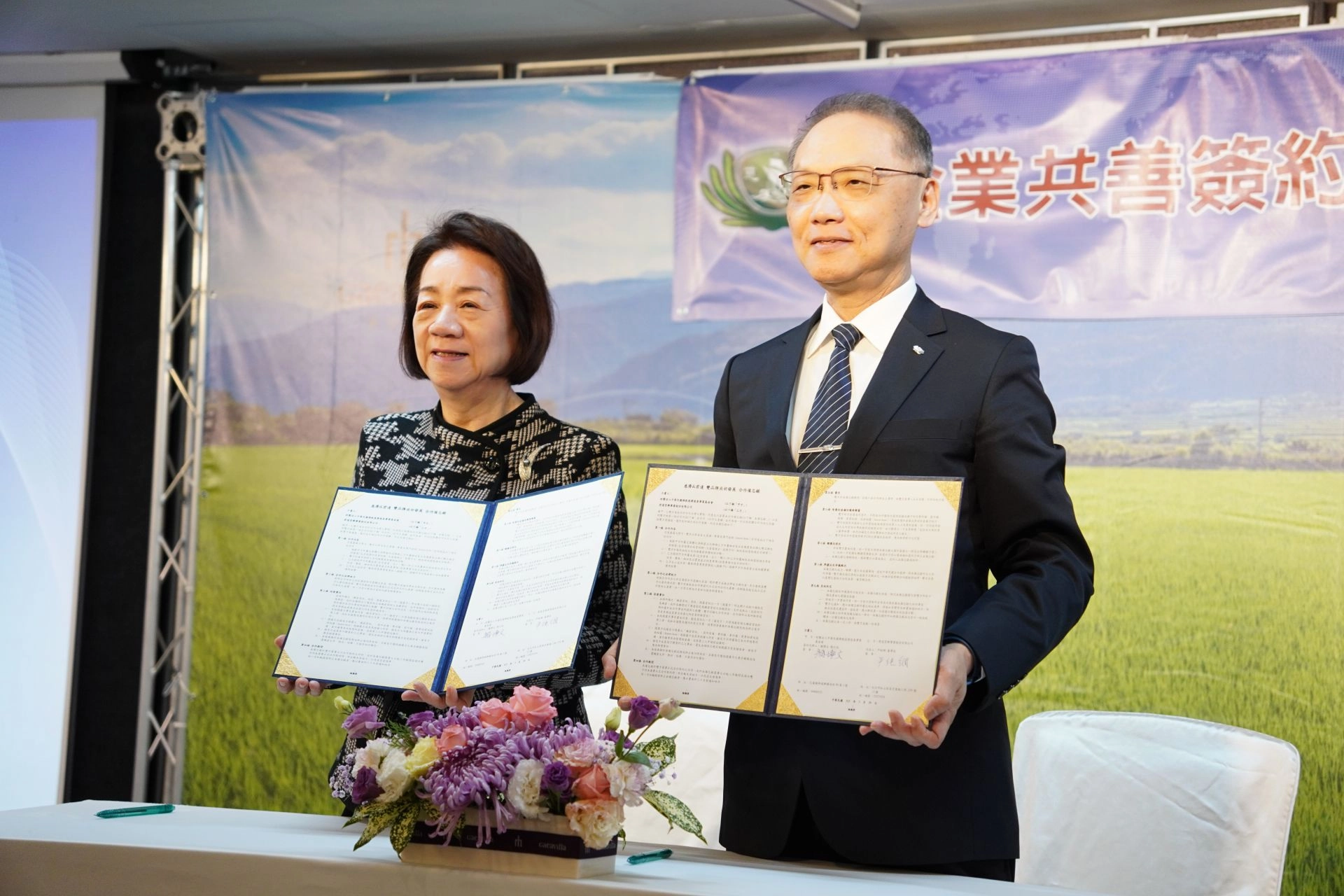 慈濟慈善事業基金會與君達育樂事業股份有限公司3月20日簽訂企業共善合作協議,由慈濟慈善事業基金會執行長顏博文 (右)、君達育樂事業董事長尹純綢(左)代表簽署。