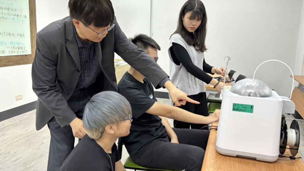 ▲大葉大學醫工系師生運用3D列印開發醫療器材。(大葉大學提供)