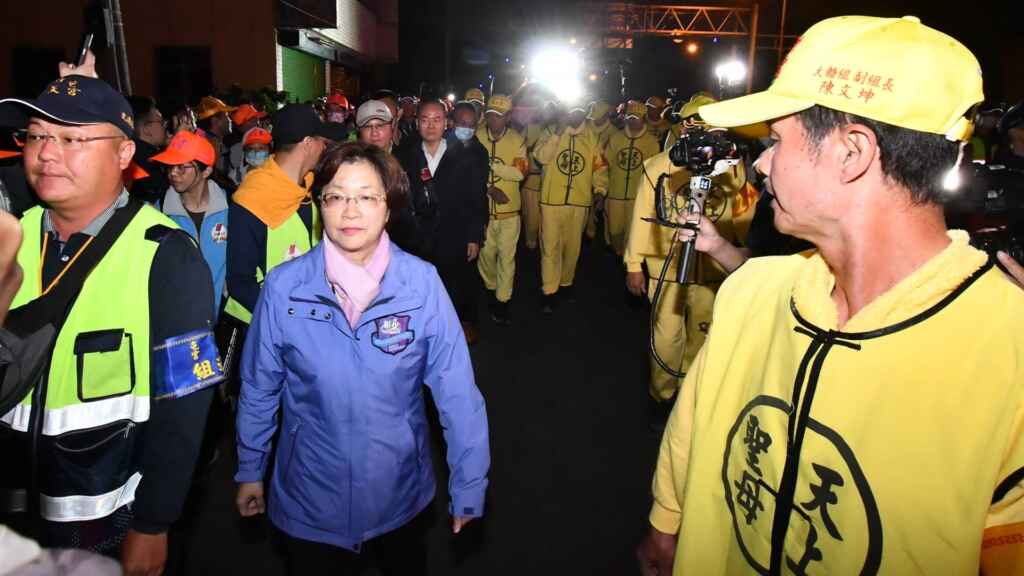 ▲彰化縣長王惠美一早5點多,與鄉親虔誠迎接白沙屯媽祖鑾轎來到彰化,王惠美獻花祈福,隨後與鄉親一路走一段路再回到彰化縣政府,與林田富副縣長及縣府團隊同仁們,還有眾多鄉親再次熱情迎接。(記者林明佑翻攝)