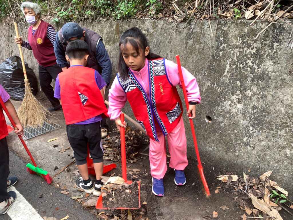 ▲村里清潔大作戰針對八八風災後重建的山美村永久屋及山美吊橋、達娜伊谷等地進行整理,恢復環境原先的乾淨面貌。(嘉義縣政府提供)