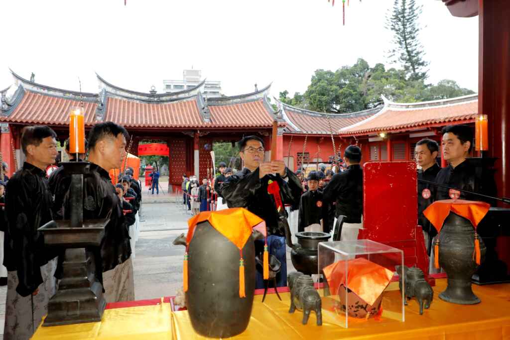 ▲臺南市孔廟大成殿舉行113年度春祭大成至聖先師孔子釋奠典禮,由正獻官臺南市長兼孔廟文化基金會董事長黃偉哲,率領各分獻官依照古禮進行各項儀式,表達對教師的敬意。(臺南市政府提供)