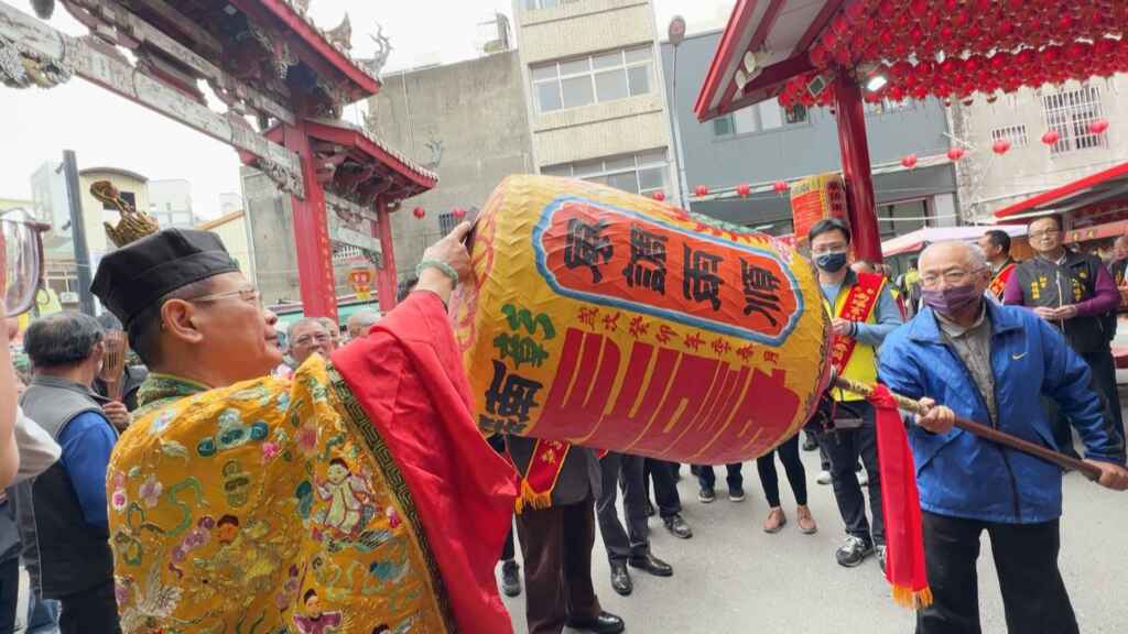 ▲彰化南瑤宮甲辰年笨港進香置天台祭典與豎頭旗等儀式。（記者林明佑攝）