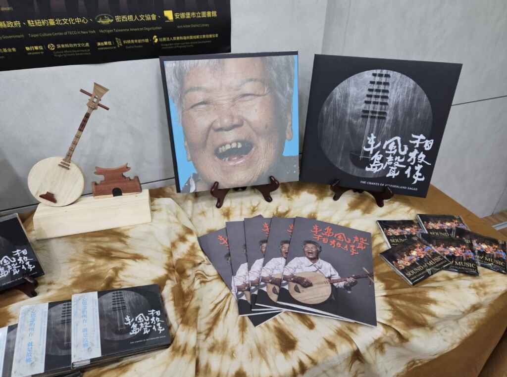 ▲屏東縣政府特別準備活動宣傳的面紙小物送給美國觀眾。(屏東縣政府提供)