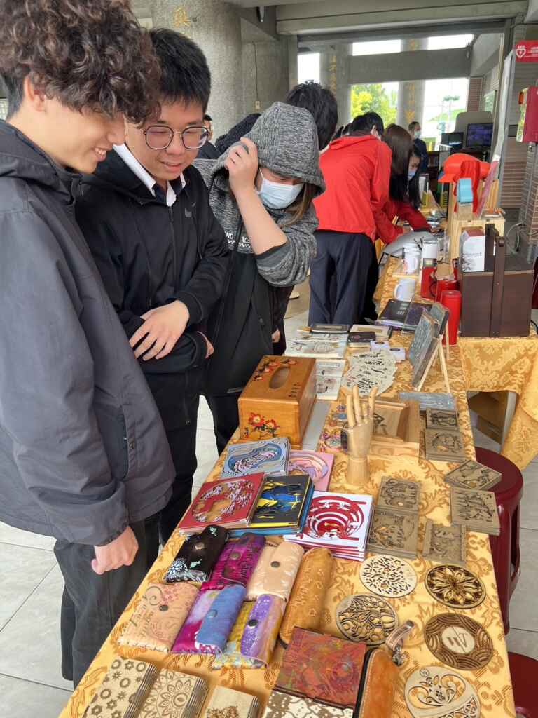 ▲「大龍顯慶」大慶商工與建國科大專題成果展。(記者林明佑翻攝)