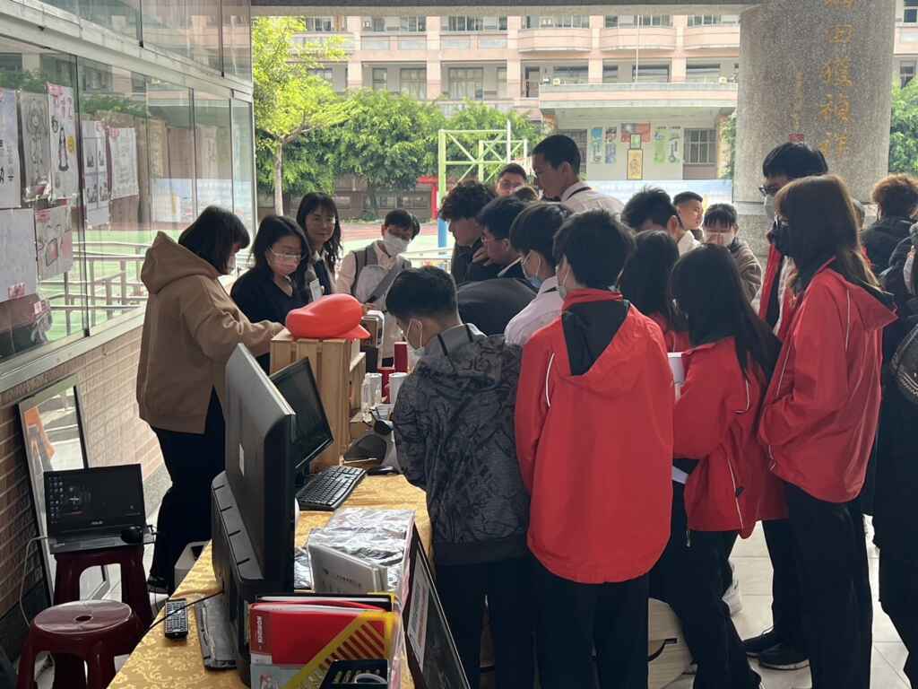 ▲「大龍顯慶」大慶商工與建國科大專題成果展,展覽期間至3月28日,一場跨越、跨領域的多種藝術形式饗宴。(記者林明佑翻攝)