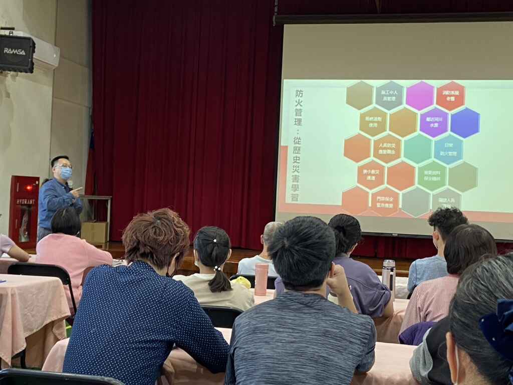 ▲課程邀請大葉大學防災研究中心執行長周中祺教授指導長照機構的各災害及避難策略。(中彰榮家提供)
