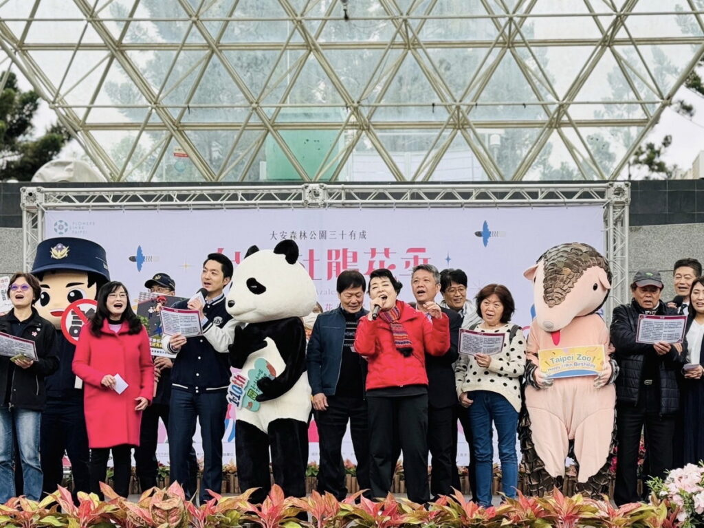 2024台北杜鵑花季開幕記者會聲樂家簡文秀與貴賓大合唱「甜蜜蜜」
