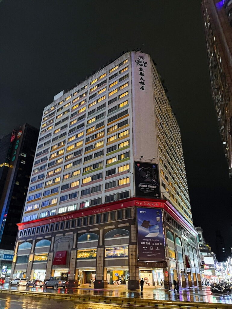響應關燈愛地球_台北凱撒大飯店關閉外牆燈飾