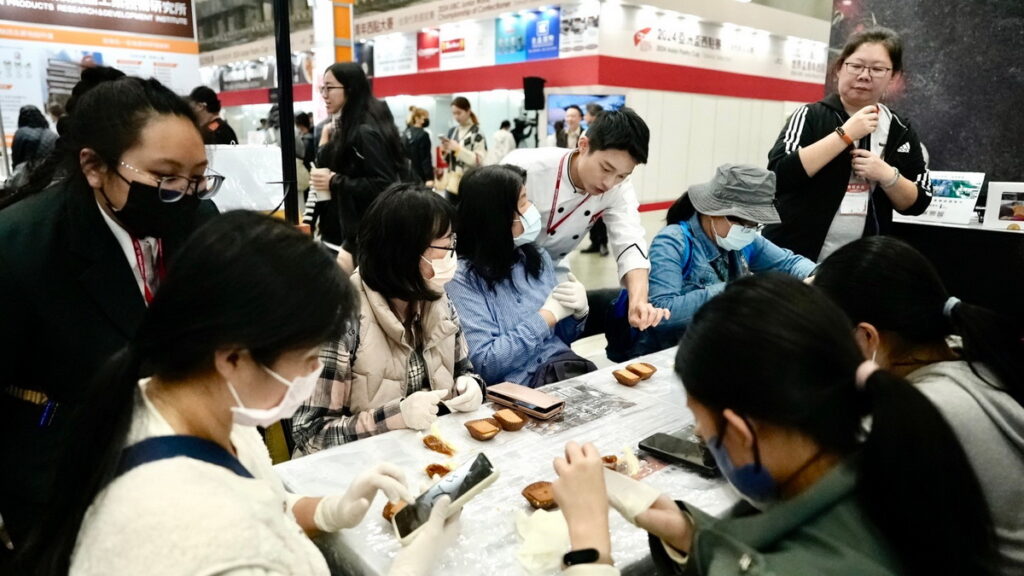 iba-UIBC世界點心大賽銅牌的開平餐飲校友滕民猷現場指導民眾烘焙製作要點,展現工法教學特色及烘焙新生代堅強實力。開平餐飲學校/提供
