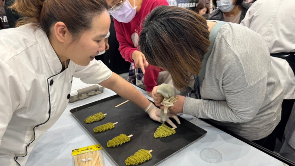 「克瑞斯甜點工坊」負責人顏君卉帶領學員動手實作造型聖誕樹餅乾。開平餐飲學校/提供