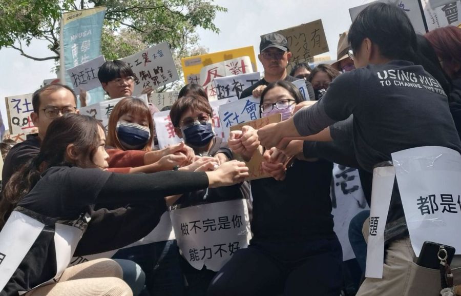 300社工圍衛福部了!怒吼不當替罪羊 不滿兒虐案檢討社安網變社工網 214 300社工圍衛福部了!怒吼不當替罪羊 不滿兒虐案檢討社安網變社工網 213