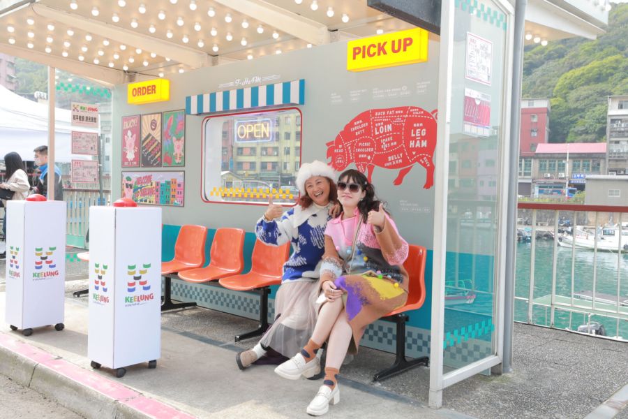 台畜公司認養和平橋頭候車亭 成為正濱漁港新亮點 222 台畜公司認養和平橋頭候車亭 成為正濱漁港新亮點 221