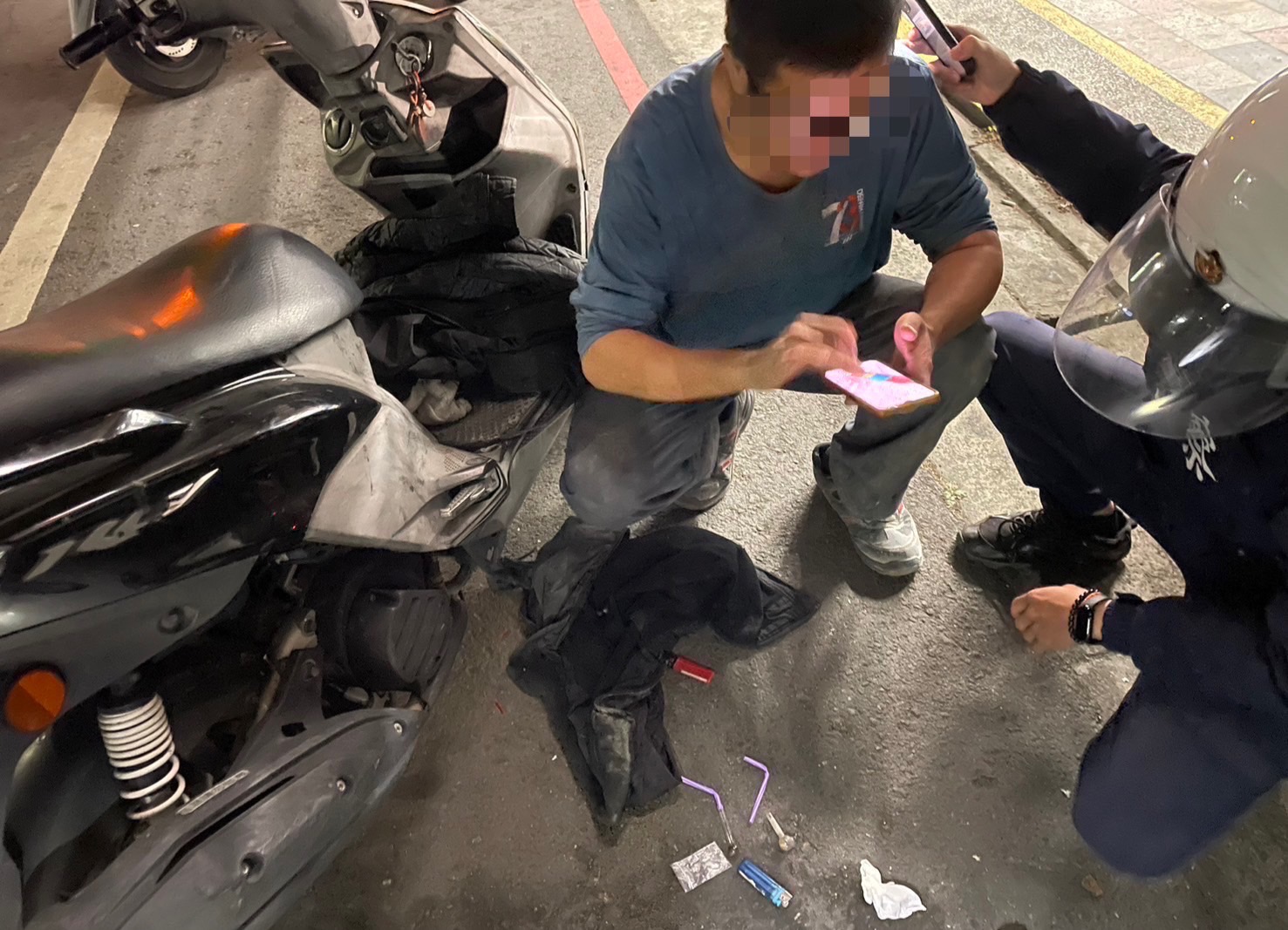 男子大動作脫外套欲蒙騙過關 仁武警識破藏毒竟辯稱口袋黏住。〈圖／記者翻攝〉
