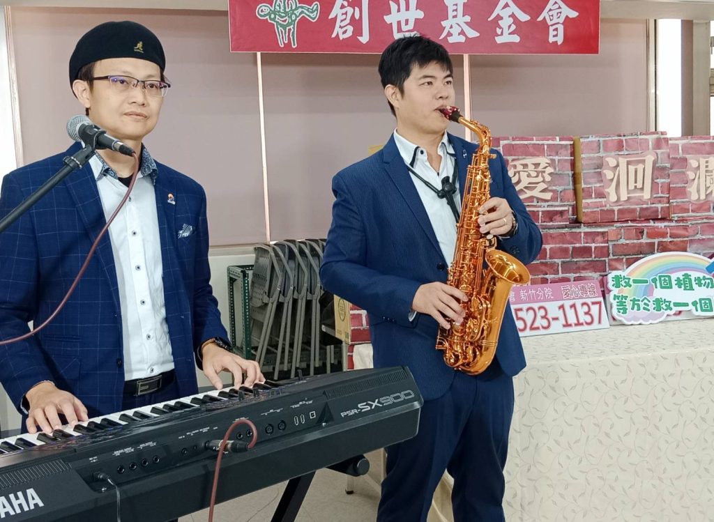 創世基金會邀請專業音樂演奏,為植物人感官刺激發動募款愛心牆。(圖/記者黃溎芬攝影)