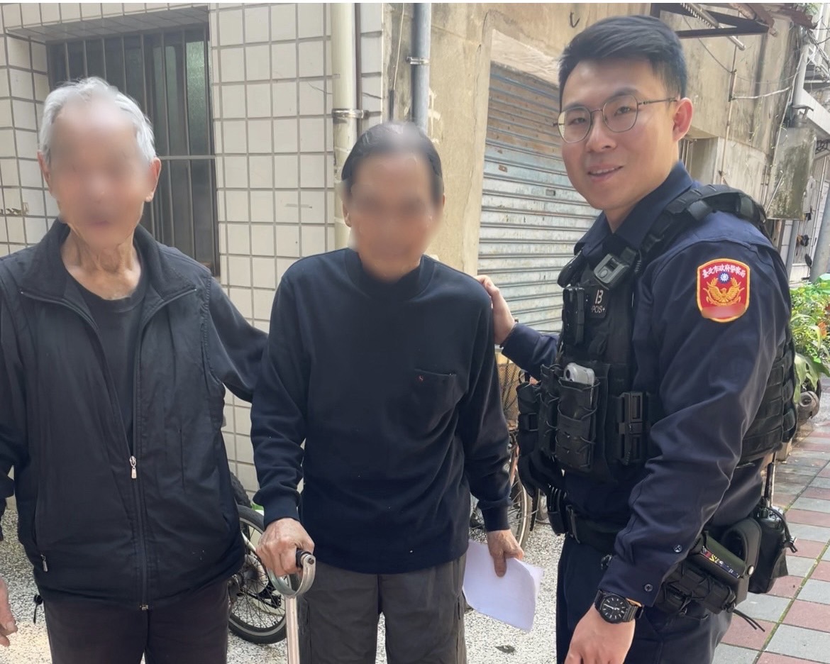 華江派出所警員鍾育（右一）協助李姓老翁兄弟平安團圓畫面。 （圖/記者 張泓笙翻攝）