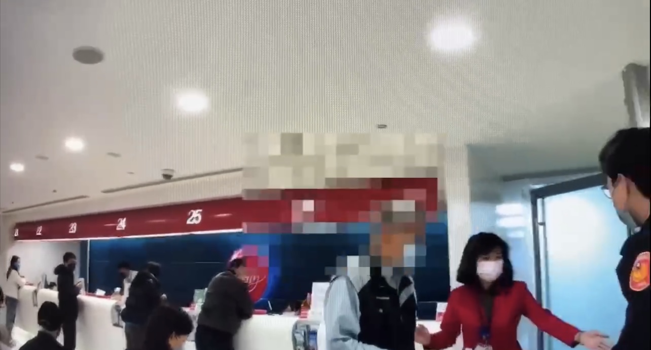 銀行行員機警通報中正二警成功阻止民眾被詐騙。 （圖/記者 張泓笙翻攝）