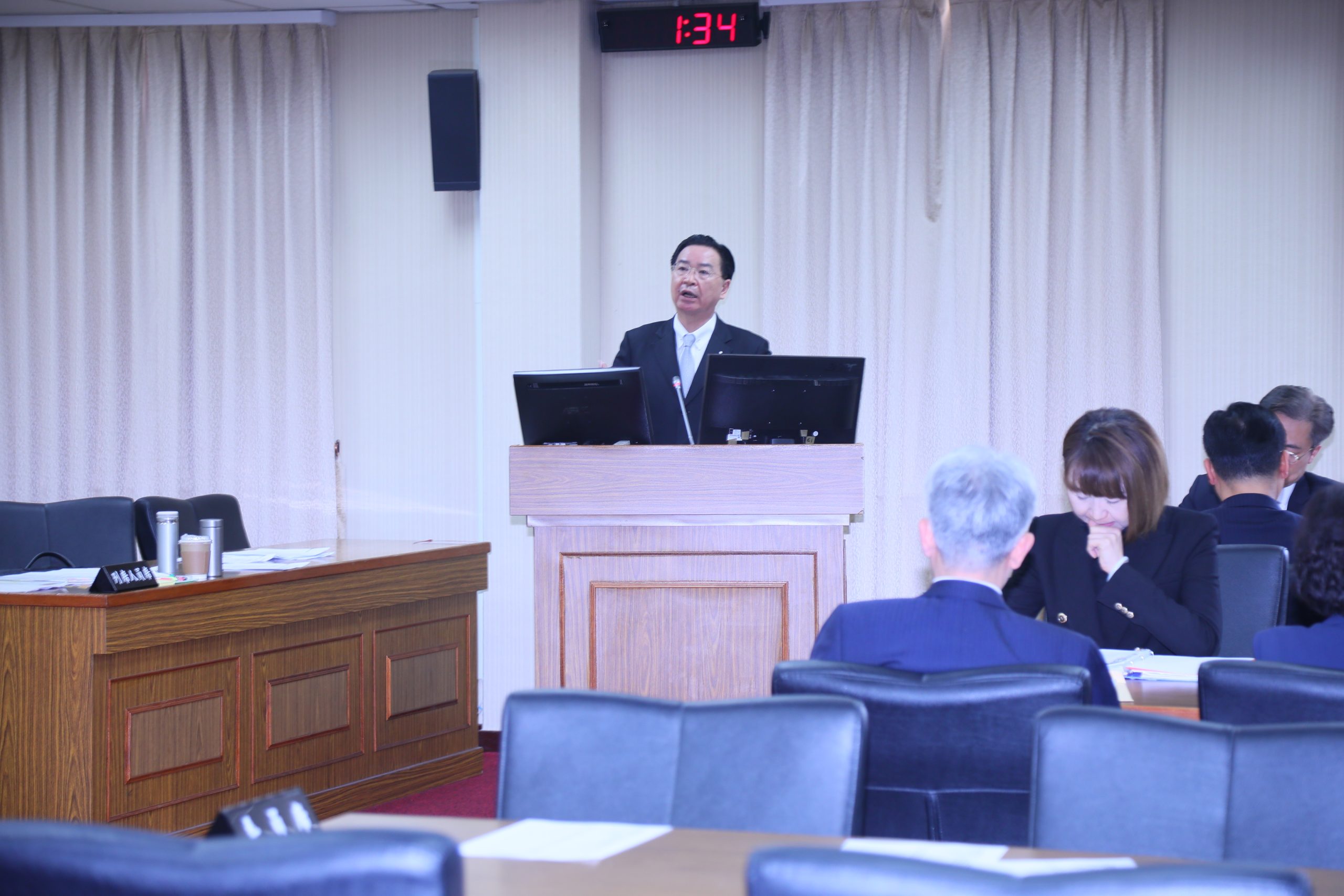吳釗燮罕見面露笑容和悅的表示，駐外大使可以政治任命。(記者包克明 攝)