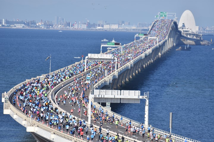 千葉東京灣跨海大橋馬拉松能欣賞到有別於傳統路跑的360度海景。©千葉東京灣跨海大橋馬拉松實行委員會　圖：向日遊顧問有限公司／提供