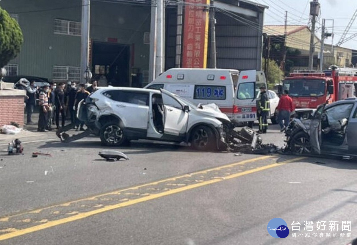 埔心鄉員鹿路發生四車追撞車禍 小貨車翻覆休旅車車頭變2男2女送醫救冶