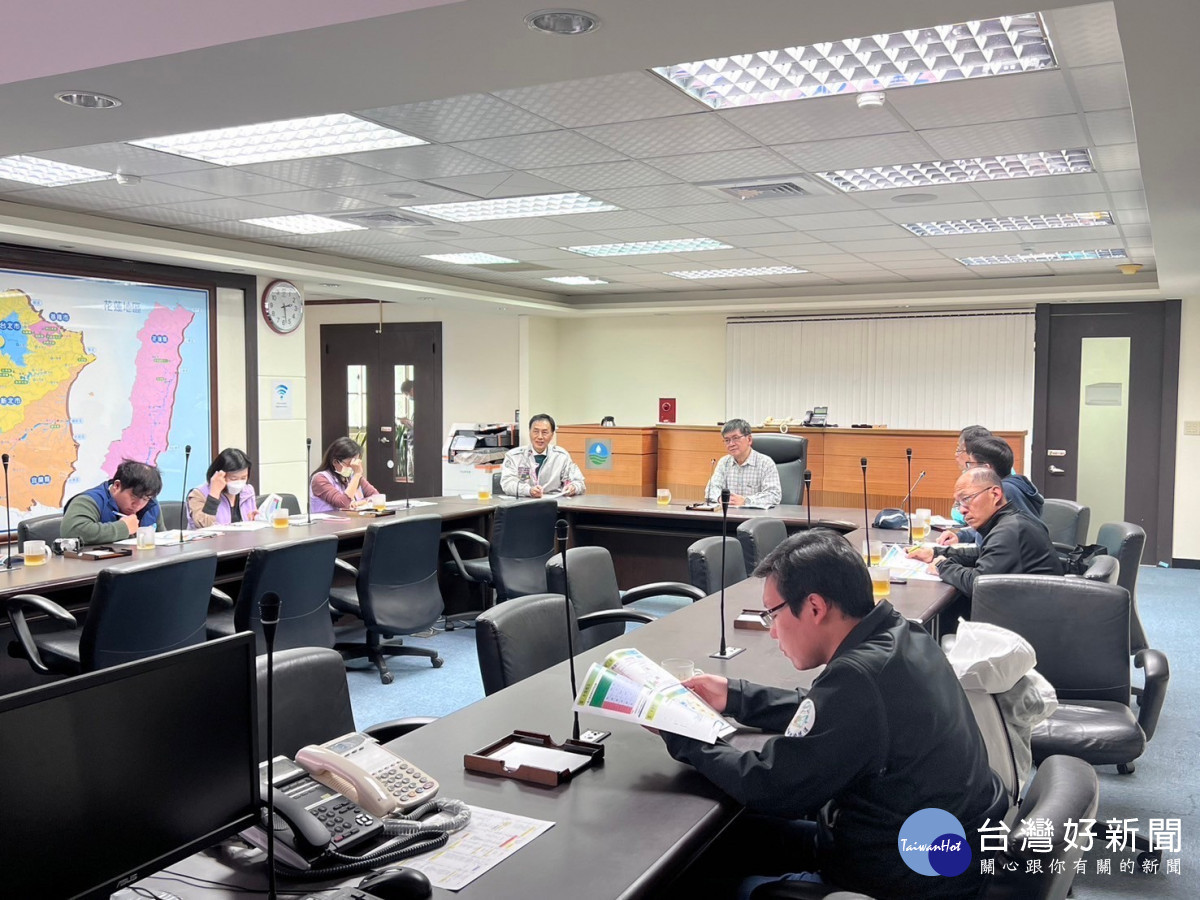 經發局長張誠與北水分署長江明朗至「石門水庫大壩」及「阿姆坪防淤隧道」共同視察水情狀況及清淤作業。