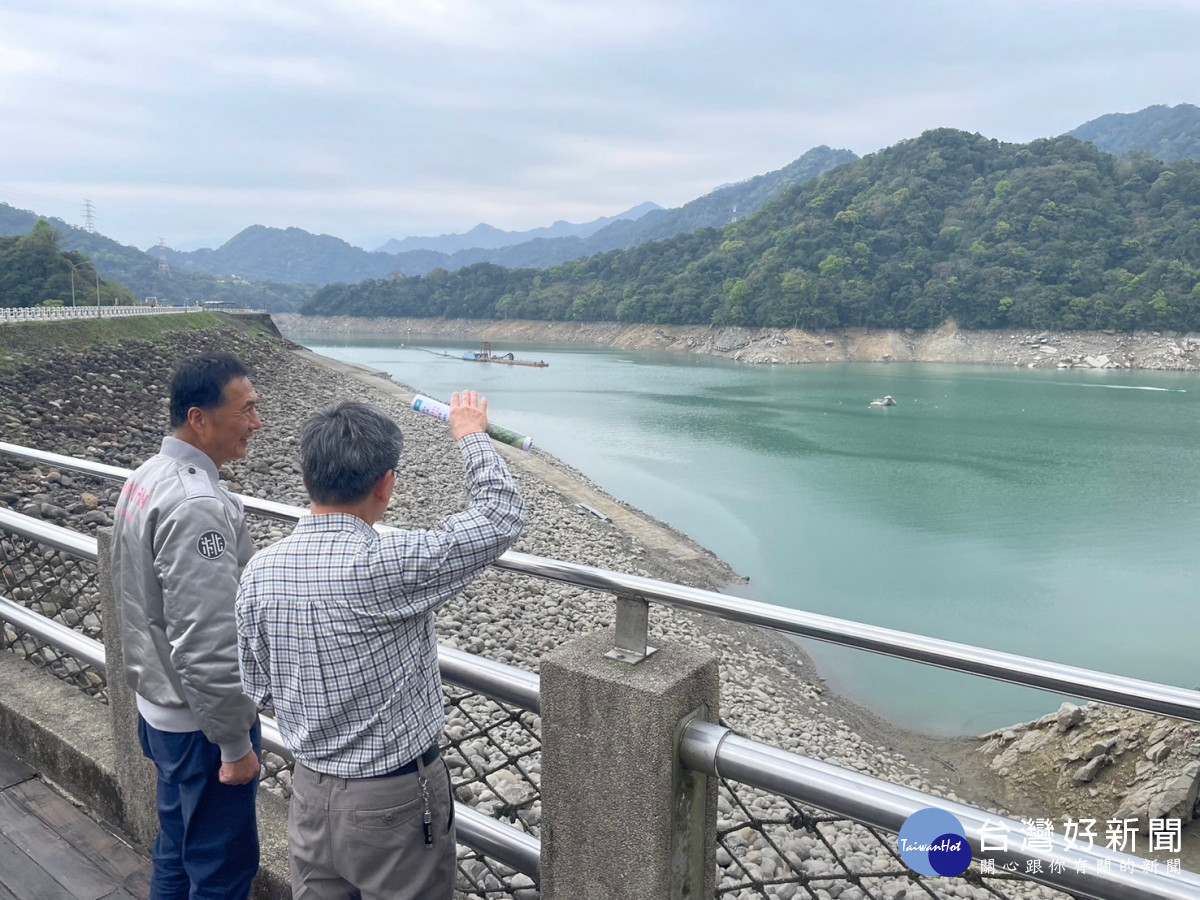 經發局長張誠與北水分署長江明朗至「石門水庫大壩」及「阿姆坪防淤隧道」共同視察水情狀況及清淤作業。<br /><br />