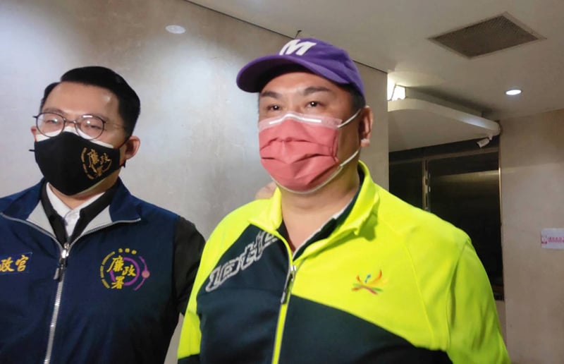 國民黨台北市議員陳重文(右)被控圖利監視器業者獲200萬元交保案,高院發回北院更裁。中央社資照