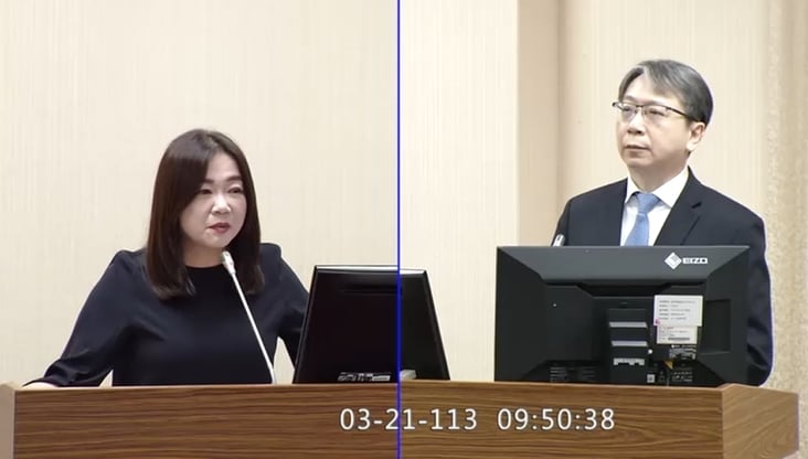 國安局長蔡明彥(右)赴立院外交及國防委員會進行「國家情報工作暨國家安全局業務報告」,並接受立委馬文君(左)的質詢。翻攝國會頻道直播畫面