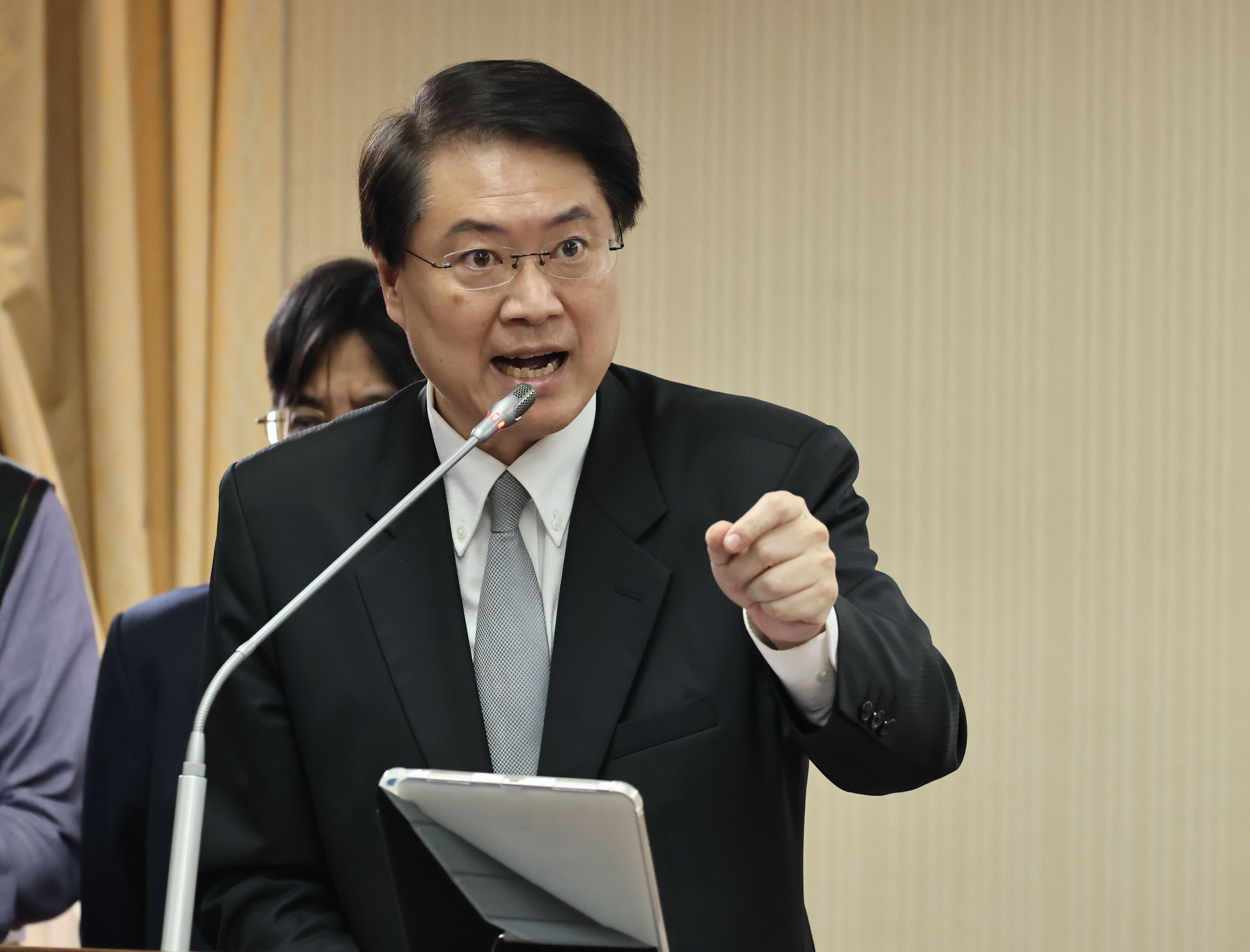 內政部長林右昌21日下午拜會新北市長侯友宜。資料照片/林啟弘攝