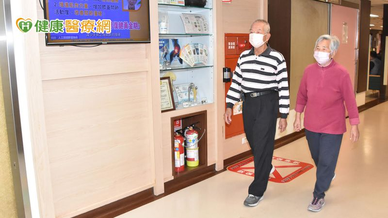 八旬爺「雙膝退化性膝關節炎」痛到不能走　關節置換手術恢復勇腳