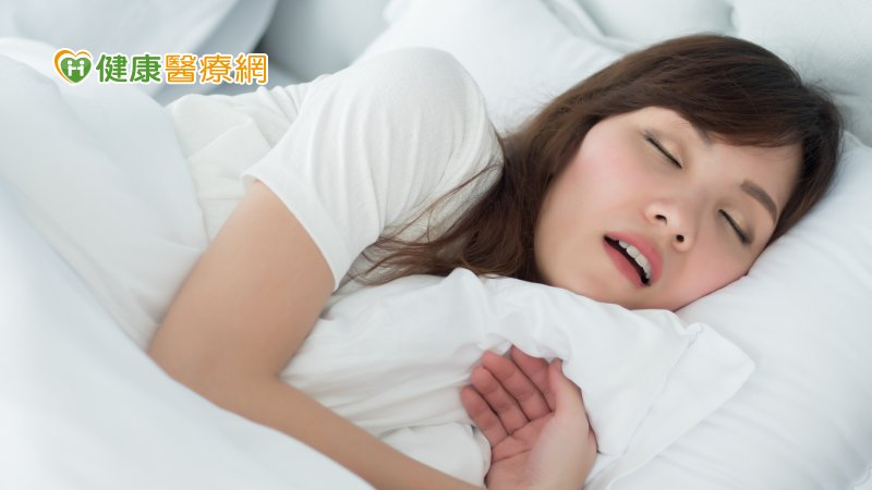 她上床秒睡檢查竟睡眠呼吸中止70.5次/時! 久未治療可能有「這些」共病