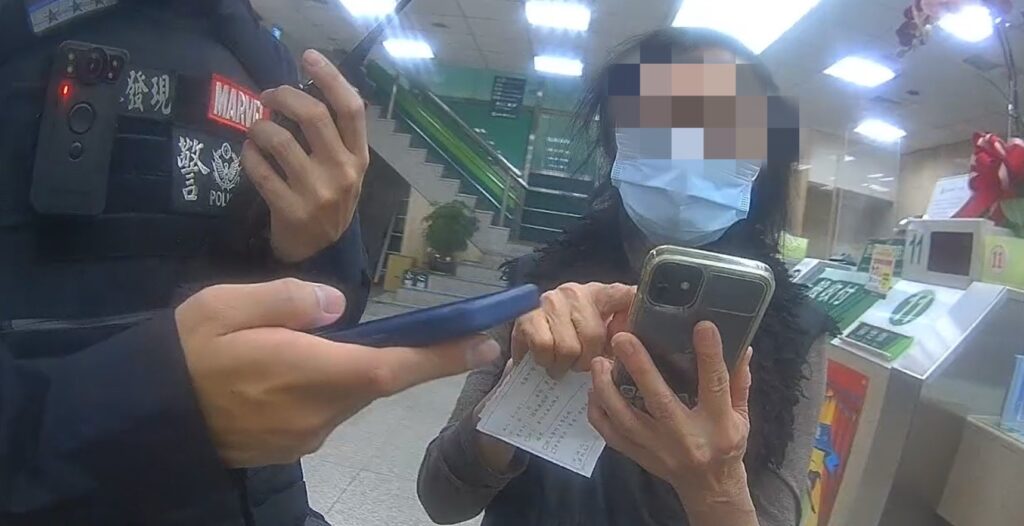 ▲圖說:黃姓婦人遭到「飆股投資社團」詐騙,員警耐心勸阻守住59萬老本 (圖/台中市政府提供)