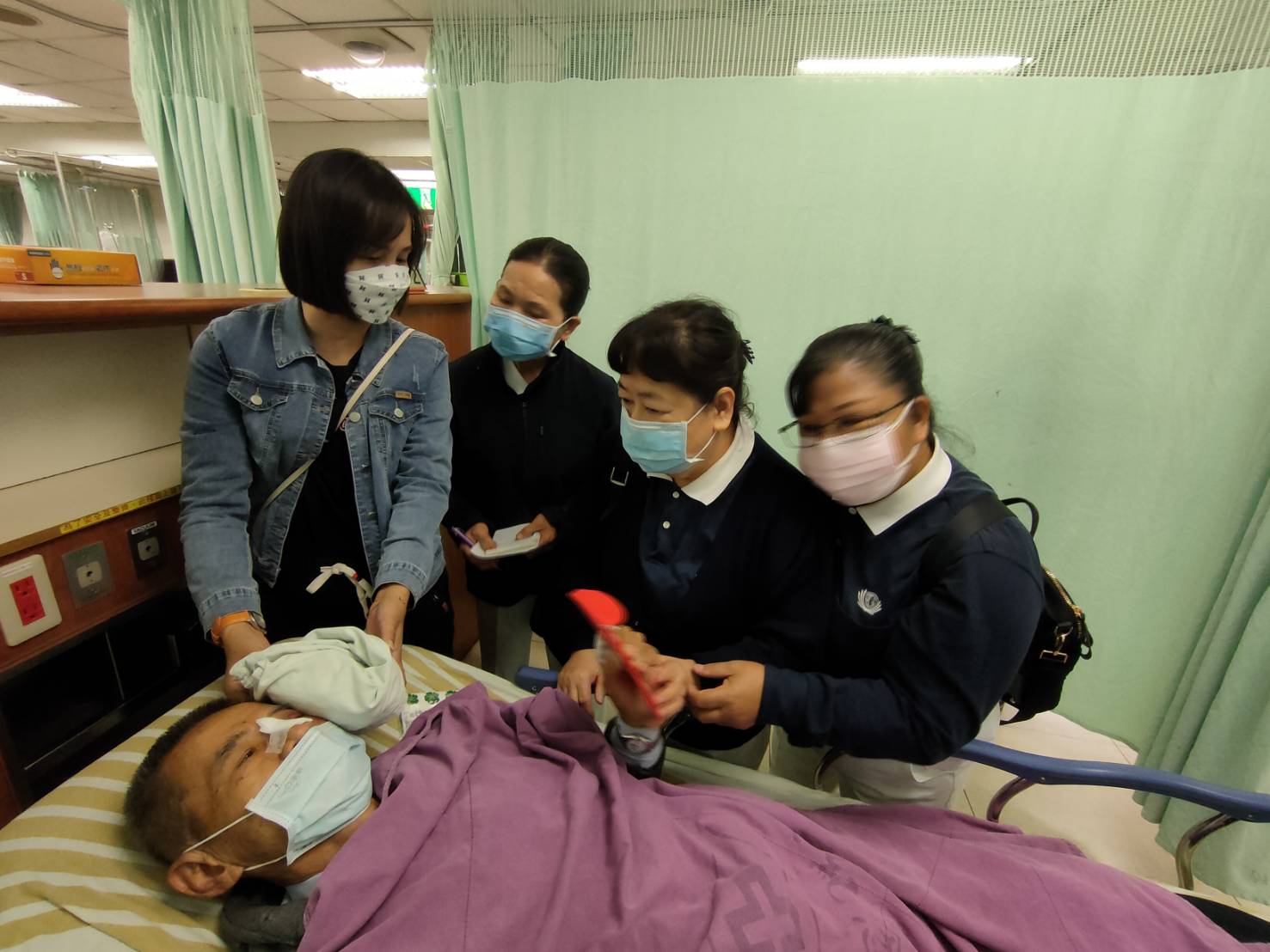 ▲慈濟高雄災害應變中心召集人潘機利對重大車禍展開關懷(慈濟提供)